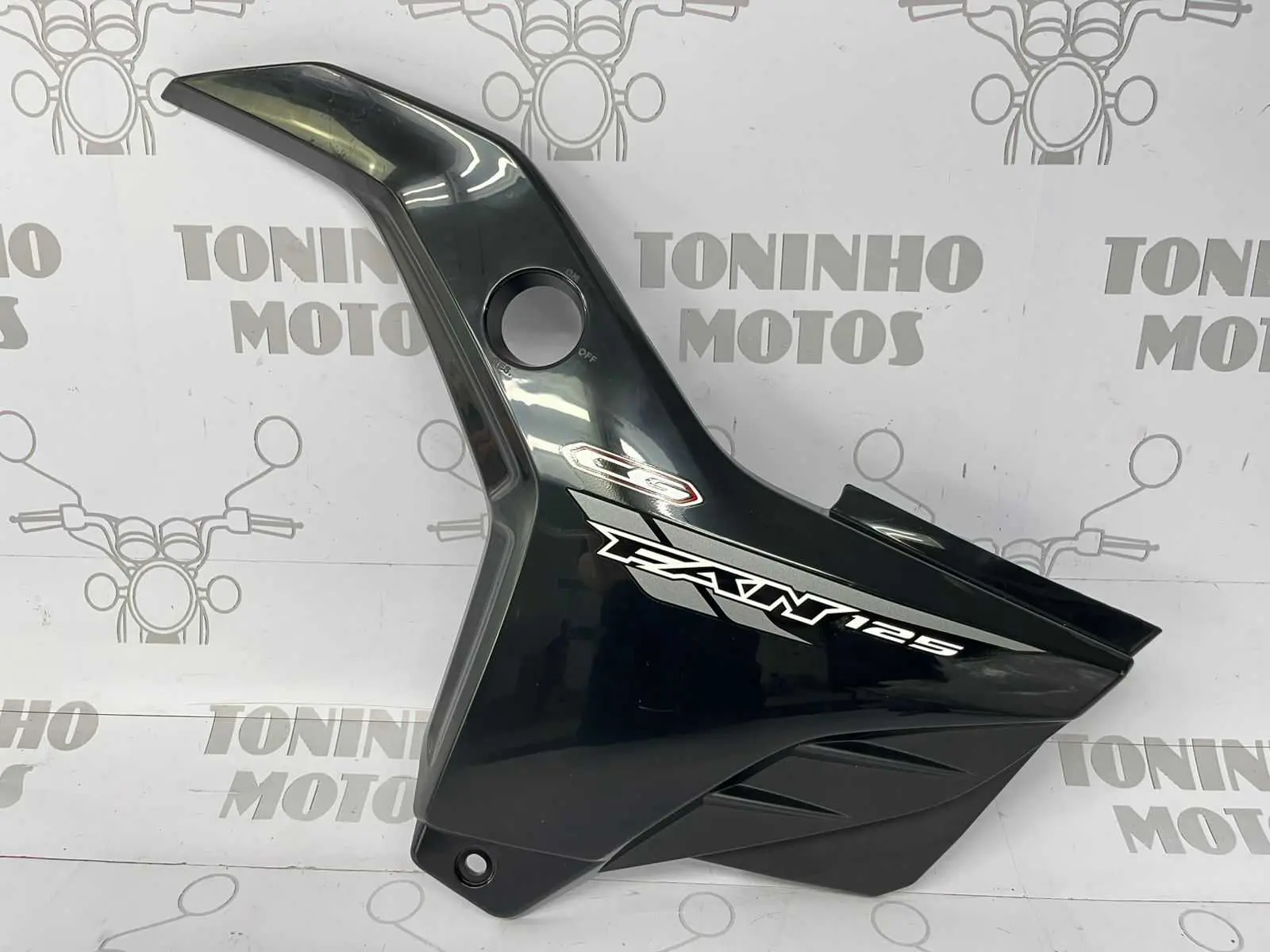 TAMPA LATERAL LADO ESQUERDO HONDA FAN 125 ES / ESD 2014