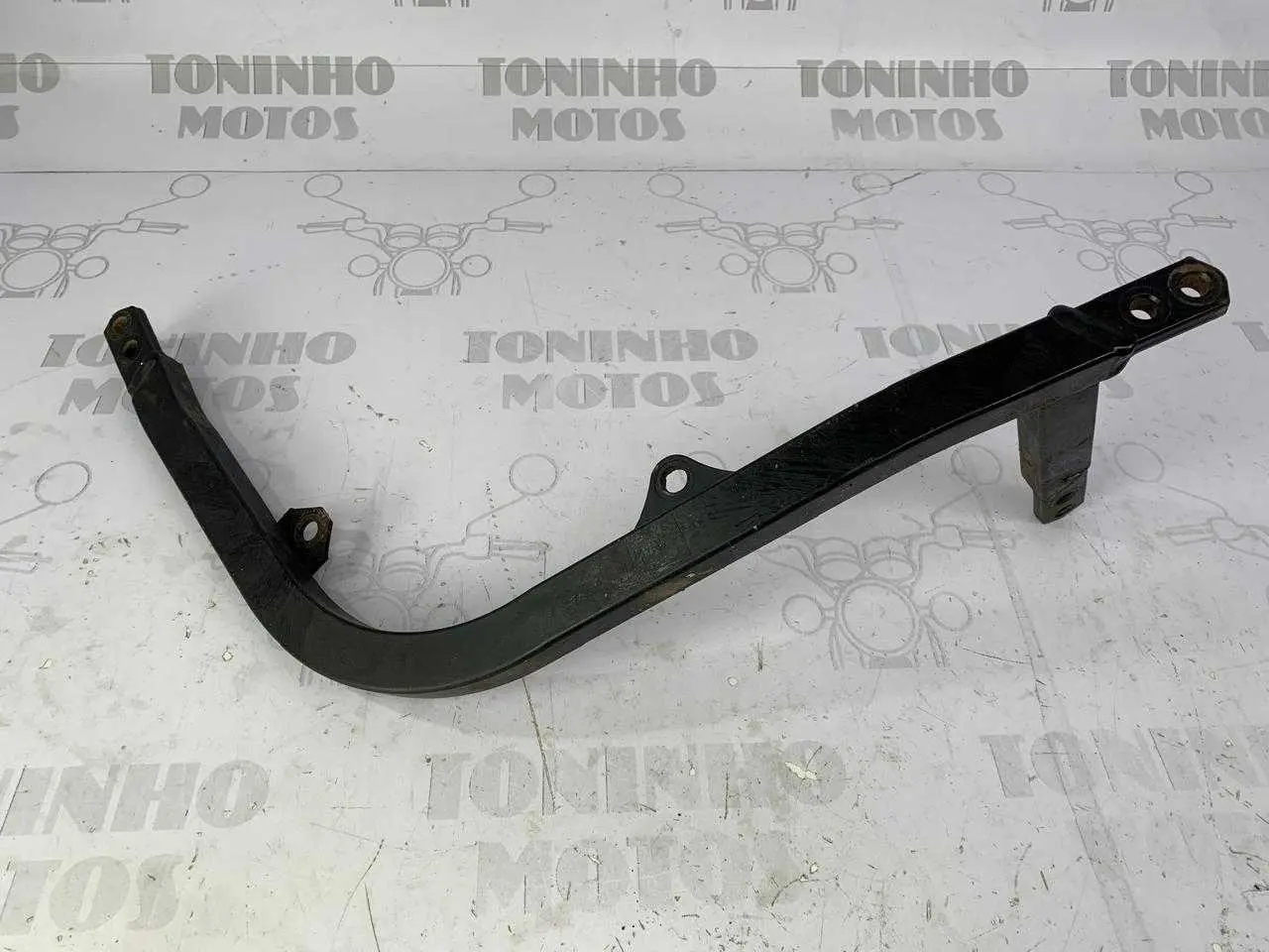 SUPORTE LADO ESQUERDO DO CHASSI SUZUKI GS 500E 1996