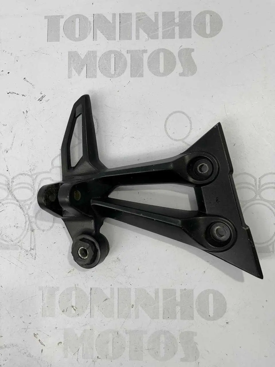 SUPORTE PEDALEIRA TRASEIRA DIREITO HAOJUE DR 160 2020 A 2025