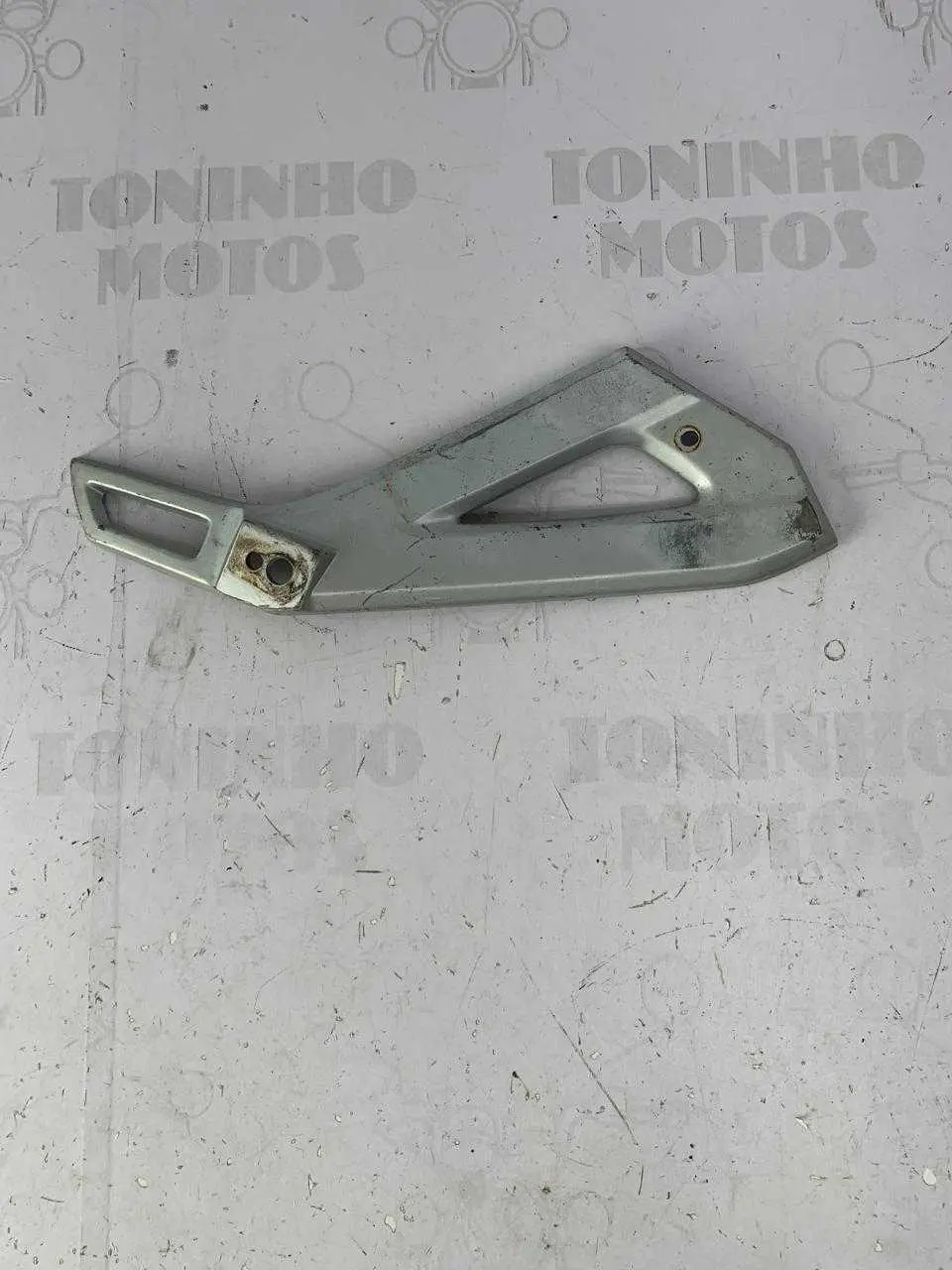 SUPORTE PEDALEIRA DIREITO SUZUKI GSR 125I / GSR 150I 2011