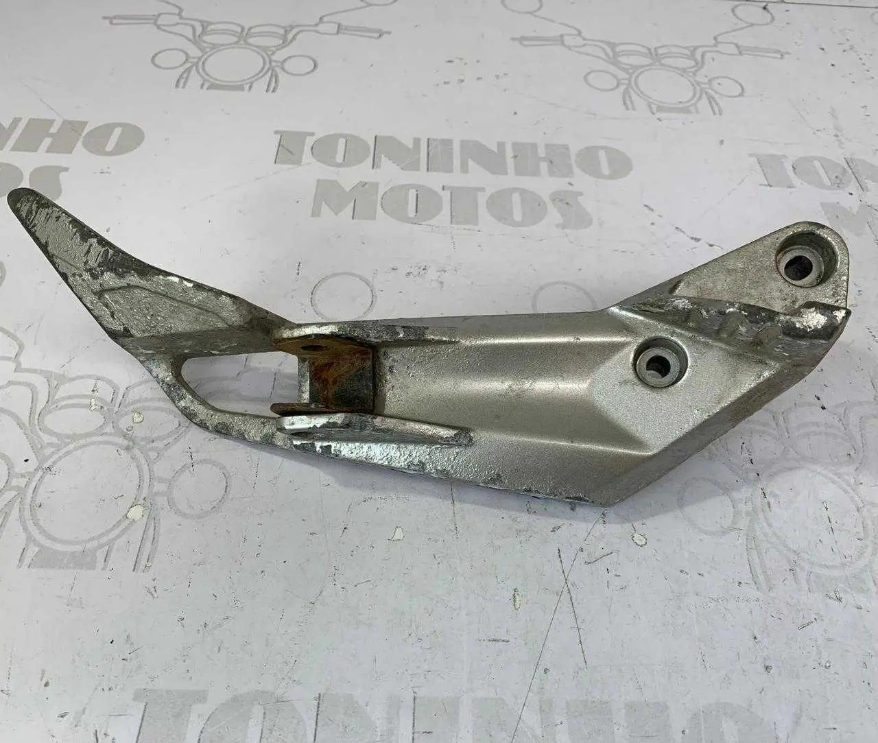 SUPORTE DE PEDALEIRA LADO DIREITO YAMAHA NEO 2010 Á 2012