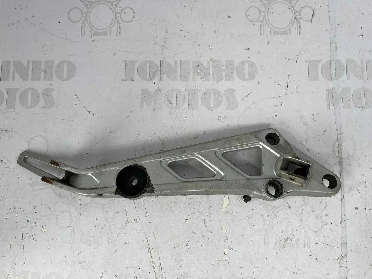 SUPORTE DE PEDALEIRA LADO DIREITO HYOSUNG KASINSKI GF 125