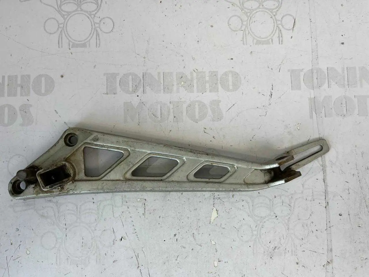 SUPORTE DE PEDALEIRA LADO ESQUERDO HYOSUNG KASINSKI GF 125