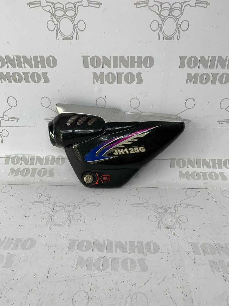 TAMPA LATERAL LADO ESQUERDO TRAXX JH125-G