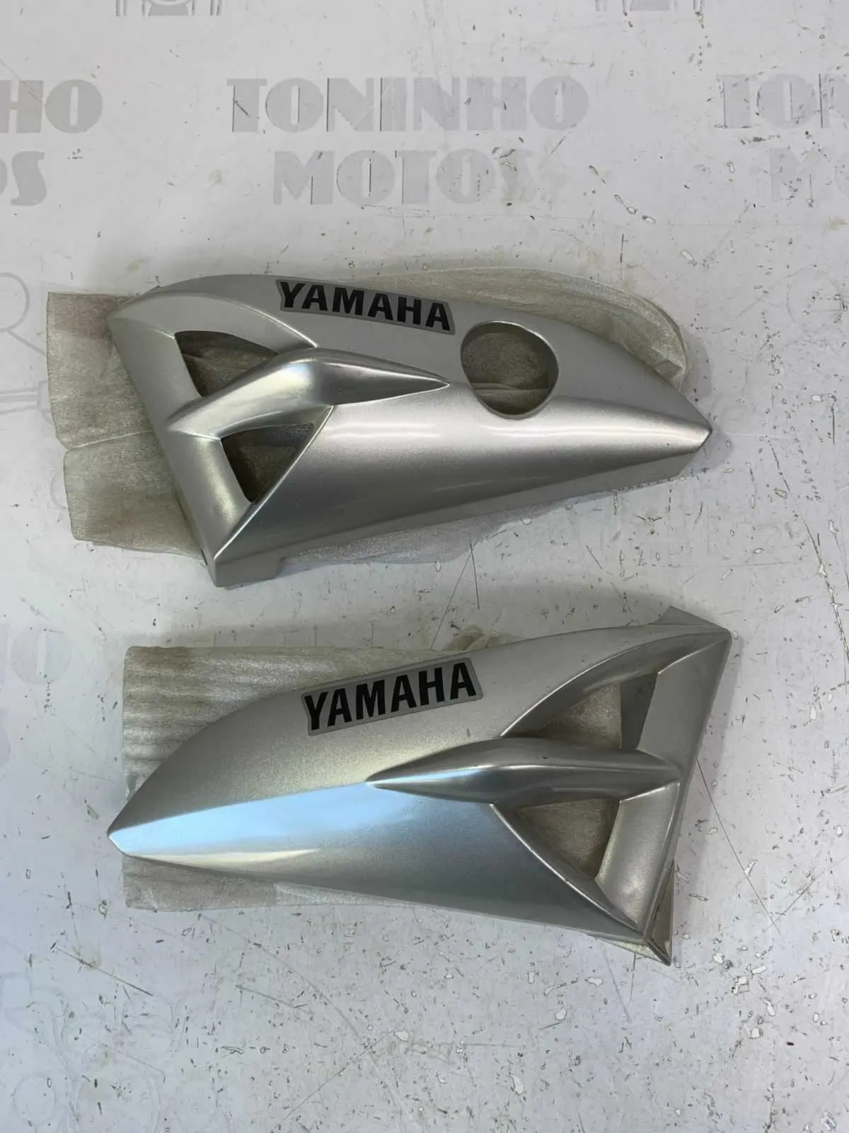 JOGO DE ABA DE TANQUE YAMAHA YBR 125 2002 - PRATA