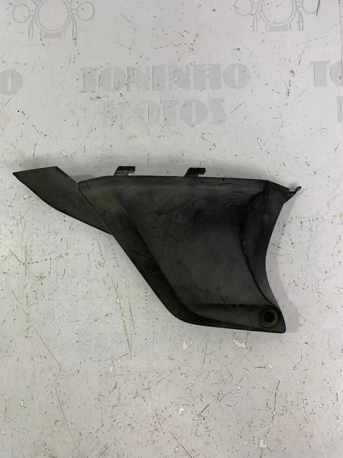 ACABAMENTO INFERIOR DIREITO TAMPA LATERAL HONDA BIZ 100 2013