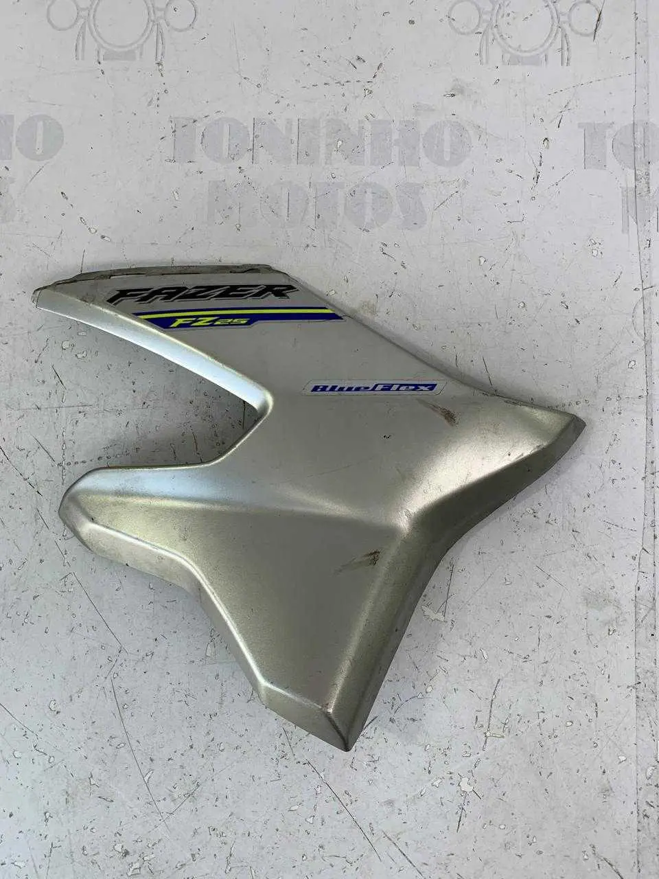 ABA TANQUE INFERIOR DIREITO YAMAHA FZ25 2018 A 2024