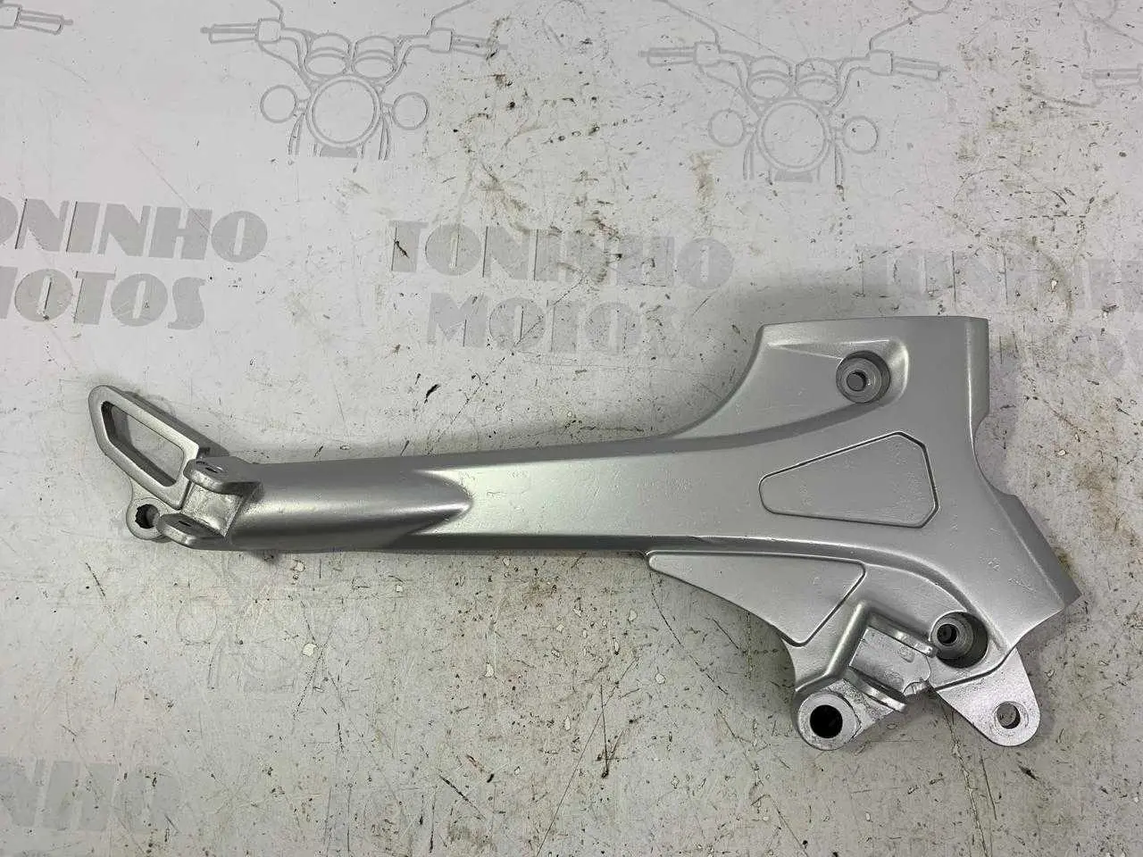 SUPORTE DE PEDALEIRA DIREITO YAMAHA FAZER 250 2006 Á 2010
