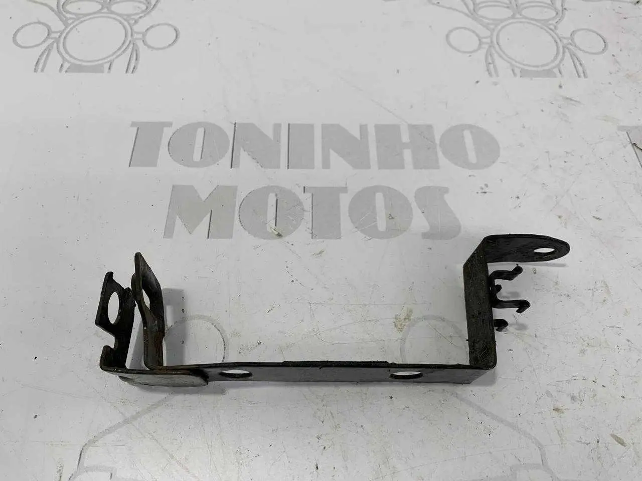 FIXADOR CAIXA BATERIA HONDA TITAN 125 2000 / FAN 125 2005